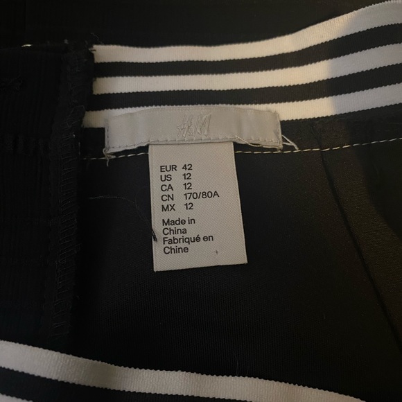 H&M black pencil skirt with black and white elasticized waistband. - Picture 3 of 3